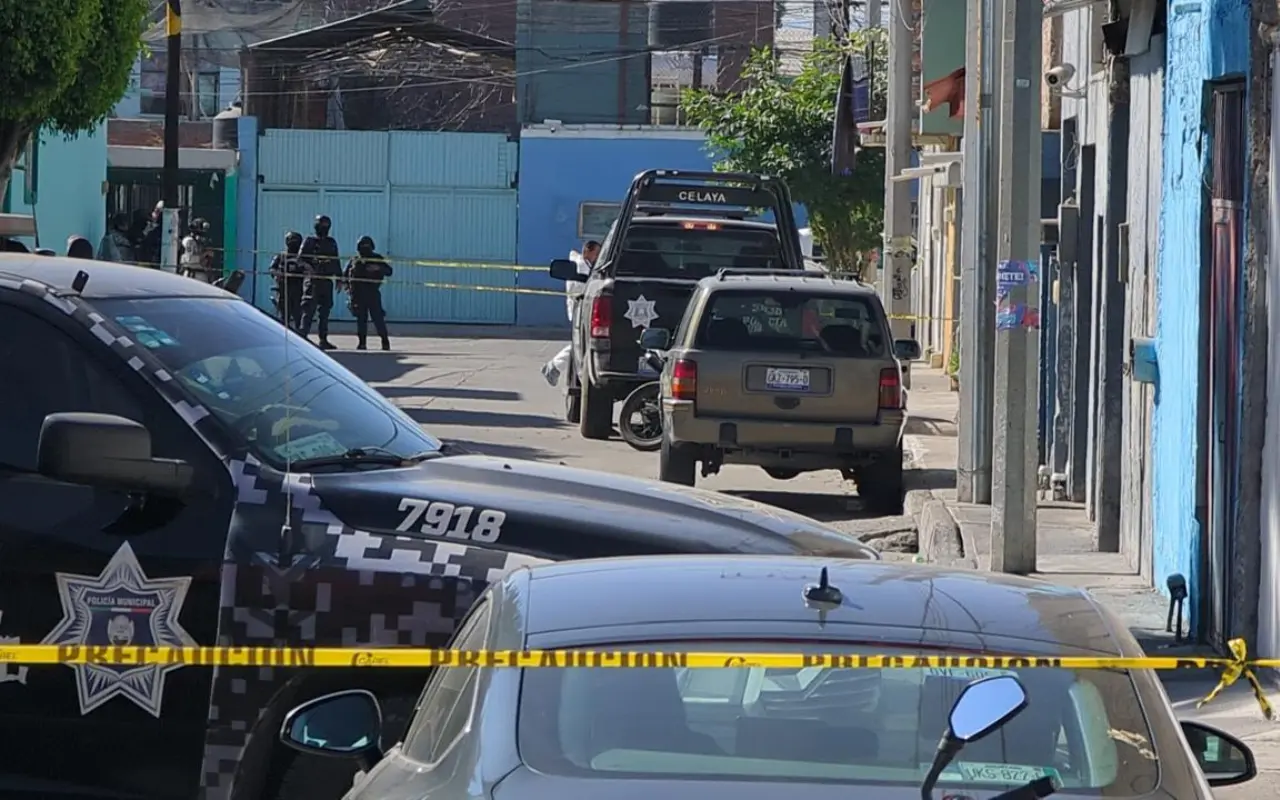 Autoridades afuera del domicilio del jefe de seguridad de Celaya. Foto: Jesús Padilla