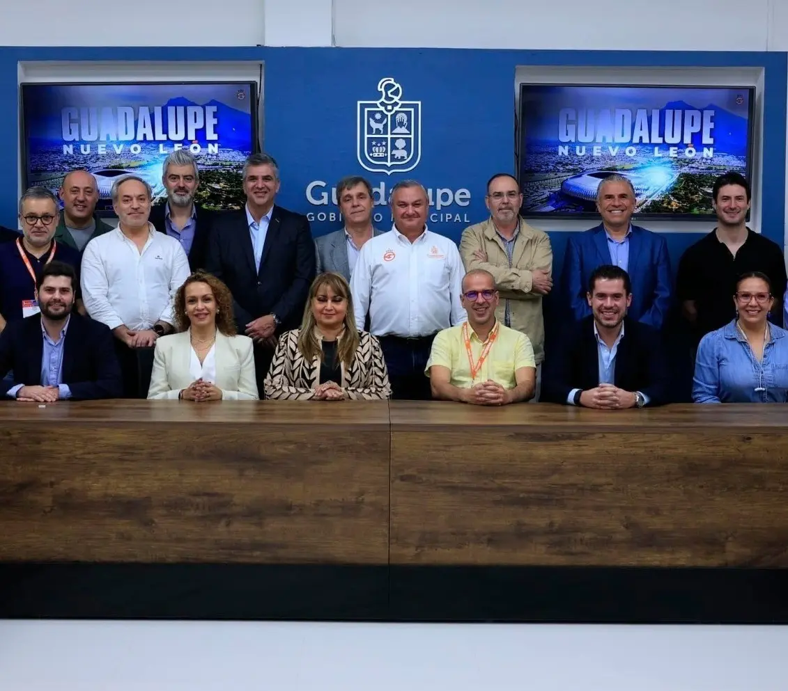 Héctor García alcalde de Guadalupe con empresarios portugueses y funcionarios municipales. Foto: Facebook Héctor García.