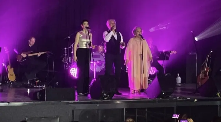 Los hermanos Estíbaliz e Iñaki Uranga estuvieron acompañados por la cantante Allende Blanco en este concierto. Foto. Arturo González.