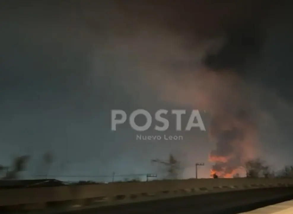 Vista de un automovilista que vio el incendio en la colonia Andrés Caballero. Foto: POSTA MX.