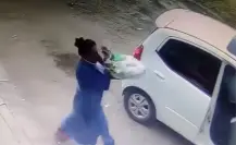 Lady Tortillas: Captan a mujer llevándose un costal de tortillas en Camino Real