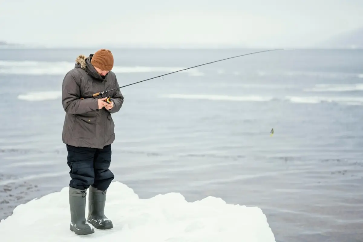 En 2024, 82 pescadores quedaron varados en un témpano de hielo. Créditos: Freepik.