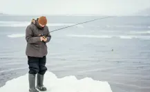 Rescatan a 139 pescadores varados en témpano de hielo en el mar de Okhotsk, Rusia