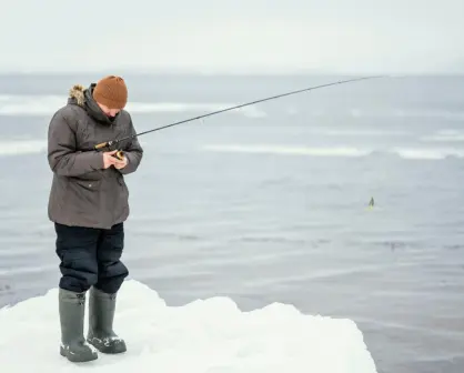 Rescatan a 139 pescadores varados en témpano de hielo en el mar de Okhotsk, Rusia