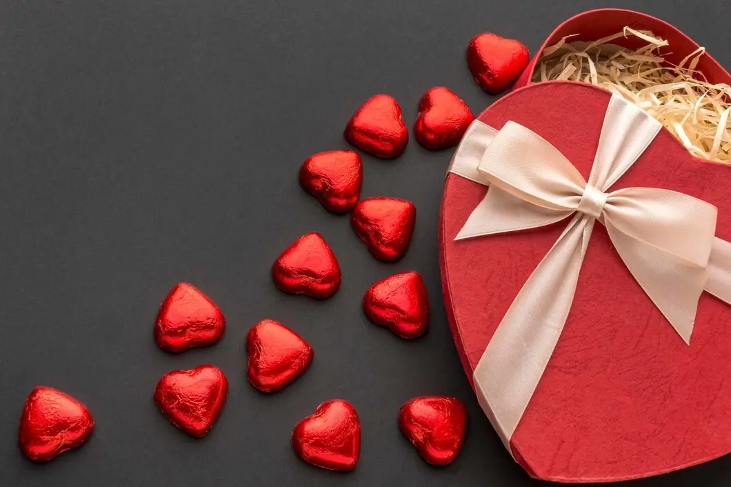 Caja de chocolates en forma de corazón. Foto: Freepik