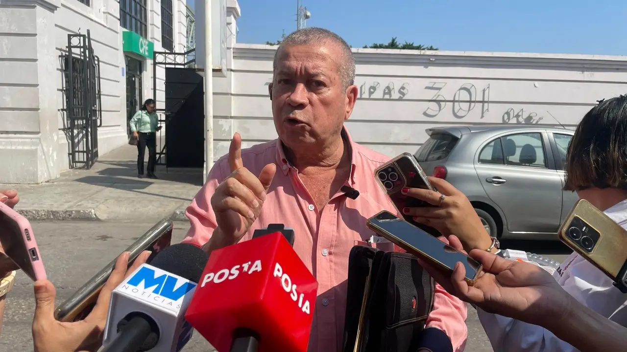 Ignacio Pérez Betancourt, usuario de la red, llevando pastel a las instalaciones de la CFE. Foto: Redes Sociales