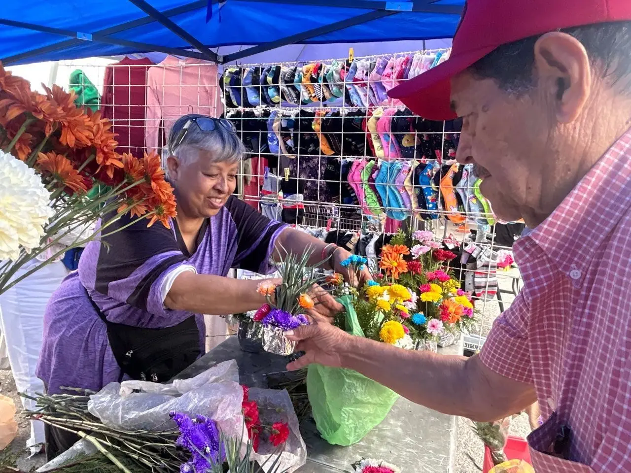 Los clientes que ya la conocen, llegan temprano y le piden varios arreglos que recogen más tarde. Foto: POSTA.