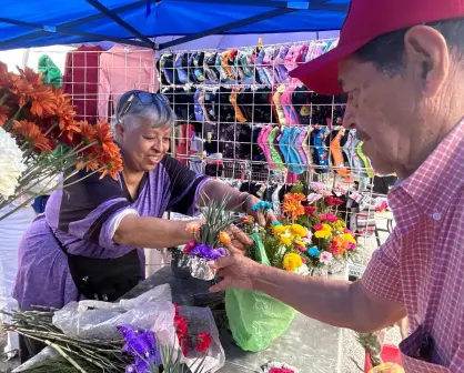 Lleva doña Cony su arte floral a mercados rodantes de Apodaca con bajos costos