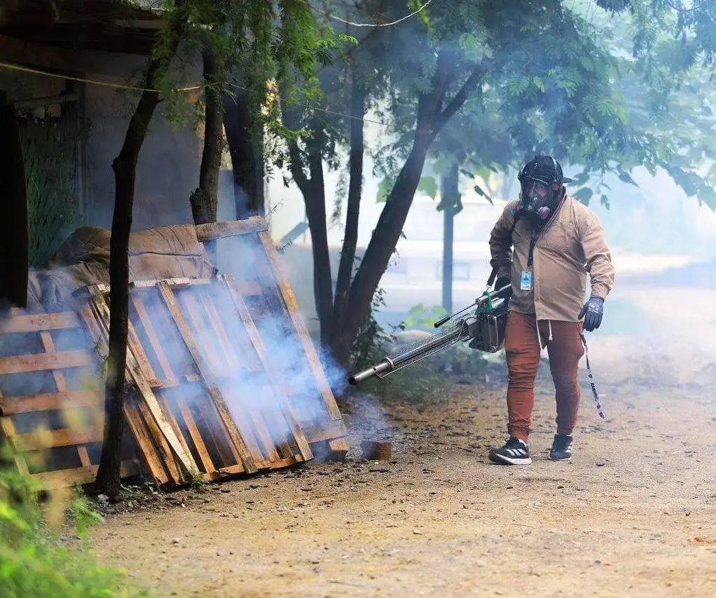 Personal de Protección Civil llevando a cabo una fumigación. Foto: Facebook Samuel García.