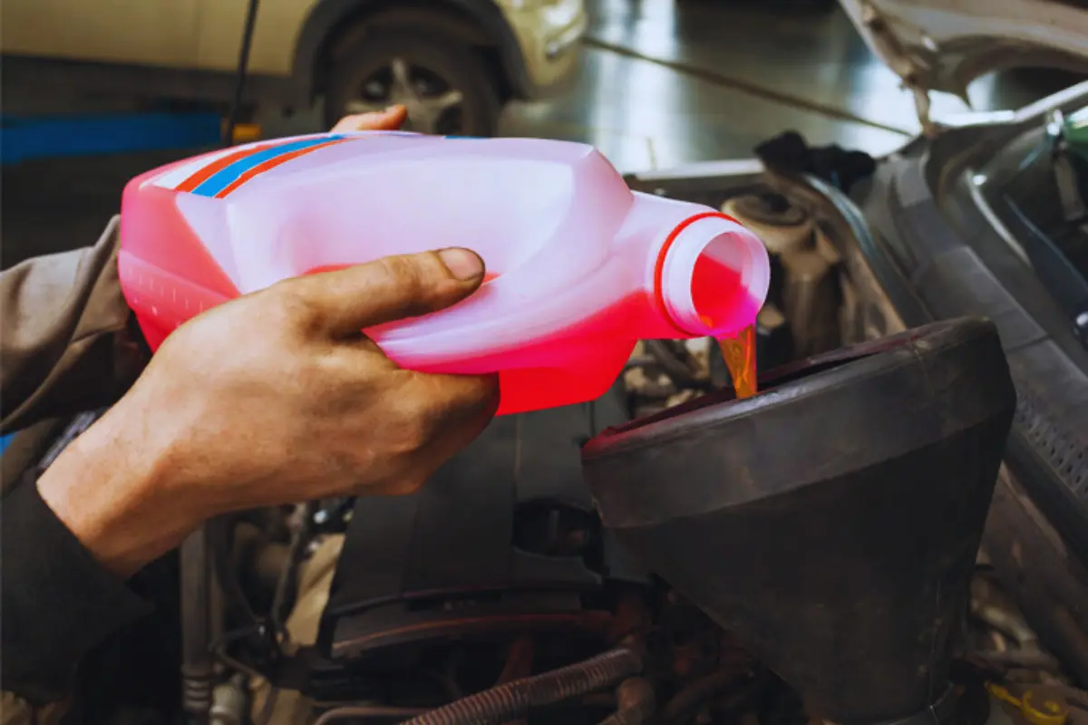 El anticongelante es esencial para mantener la temperatura óptima del motor/Foto: Source