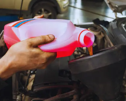 Estos son los pasos para drenar y rellenar el anticongelante de tu auto