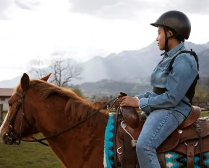 ¿Qué beneficios tiene aprender a montar un caballo y practicar equinoterapia?