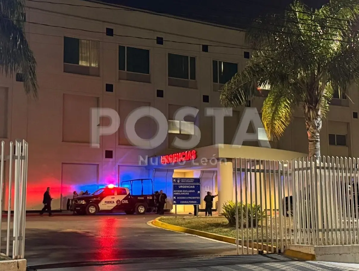 Elementos de Fuerza Civil afuera del hospital donde fue trasladado el herido. Foto: POSTA MX.