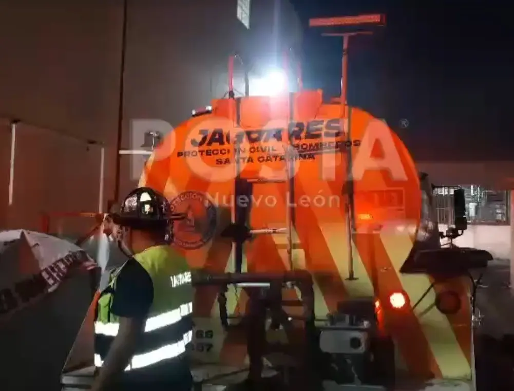 Elementos de Jaguares Protección Civil Santa Catarina en el sitio del siniestro. Foto: POSTA MX.