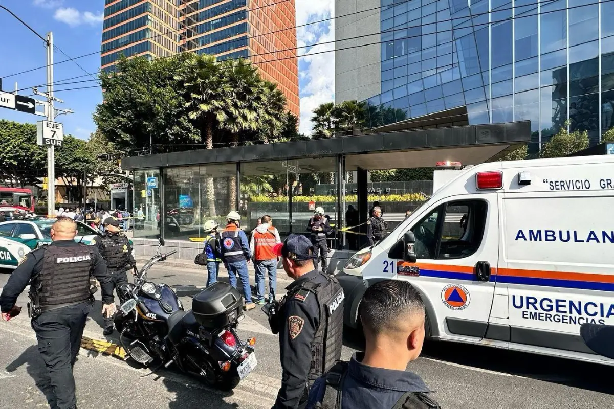 Elementos policiales en Insurgentes sur junto a una ambulancia.    Foto: Ramón Ramírez