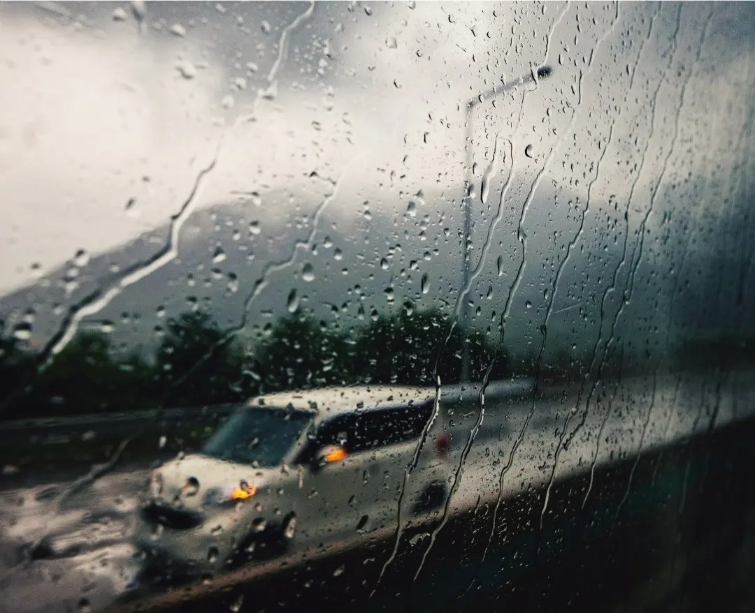 Lluvias y caminos resbaladizos por la llegada del frente frío. Foto: Canva.