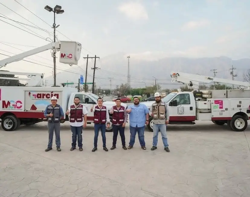 Manuel Guerra Cavazos y funcionarios municipales con las luminarias. Foto: Gobierno del municipio de García.