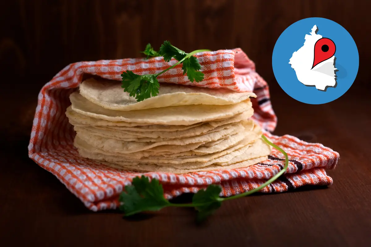 De fondo tortillas recién hechas, mapa de CDMX e ilustración de ubicación. Foto: Canva