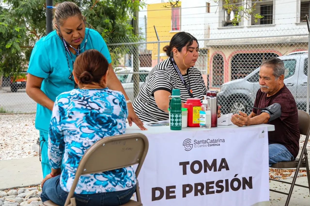 Las brigadas incluyen atención integral en salud, con consultas generales, asesoría en nutrición, apoyo psicológico, mediciones de glucosa y presión arterial. Foto: Gobierno de Santa Catarina.