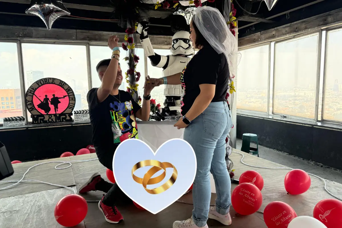 Pareja de novios casándose en la Torre Latino con un personaje de película.    Foto: Ramón Ramírez | Freepik | Canva