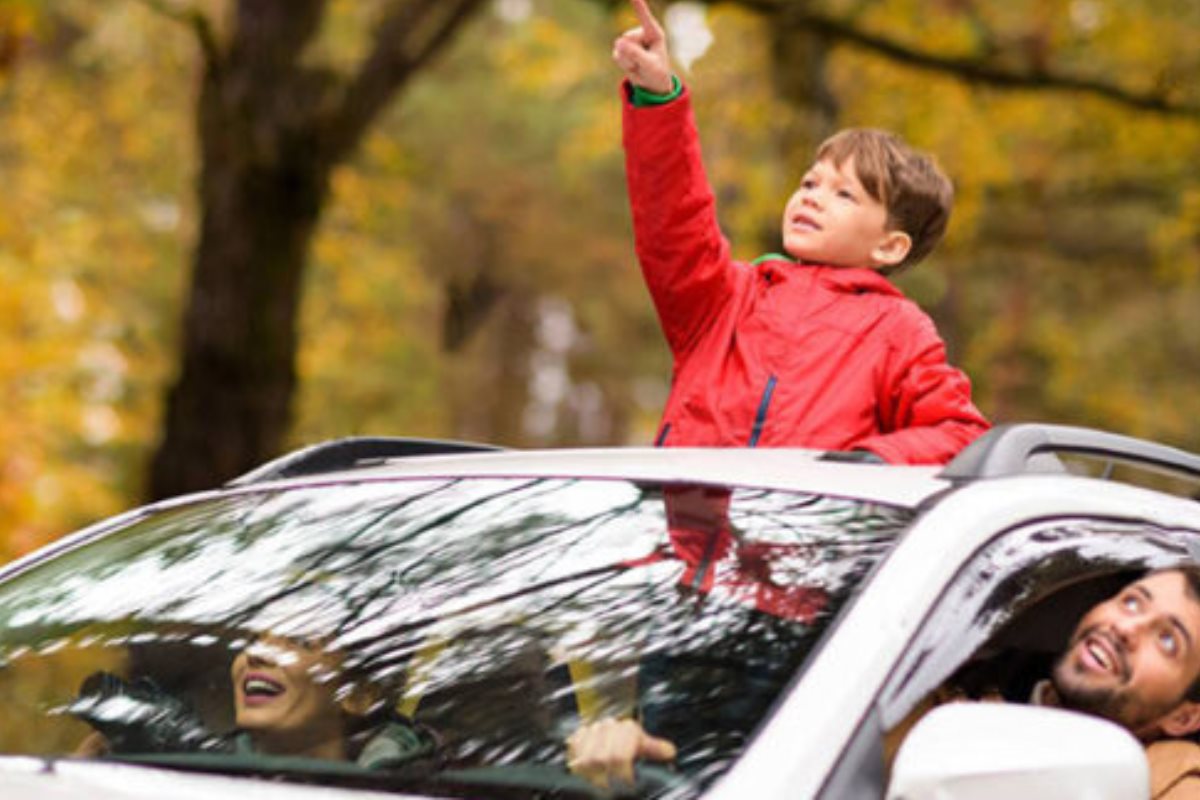 Niño sacando su cuerpo fuera del coche. Foto: Redes Sociales