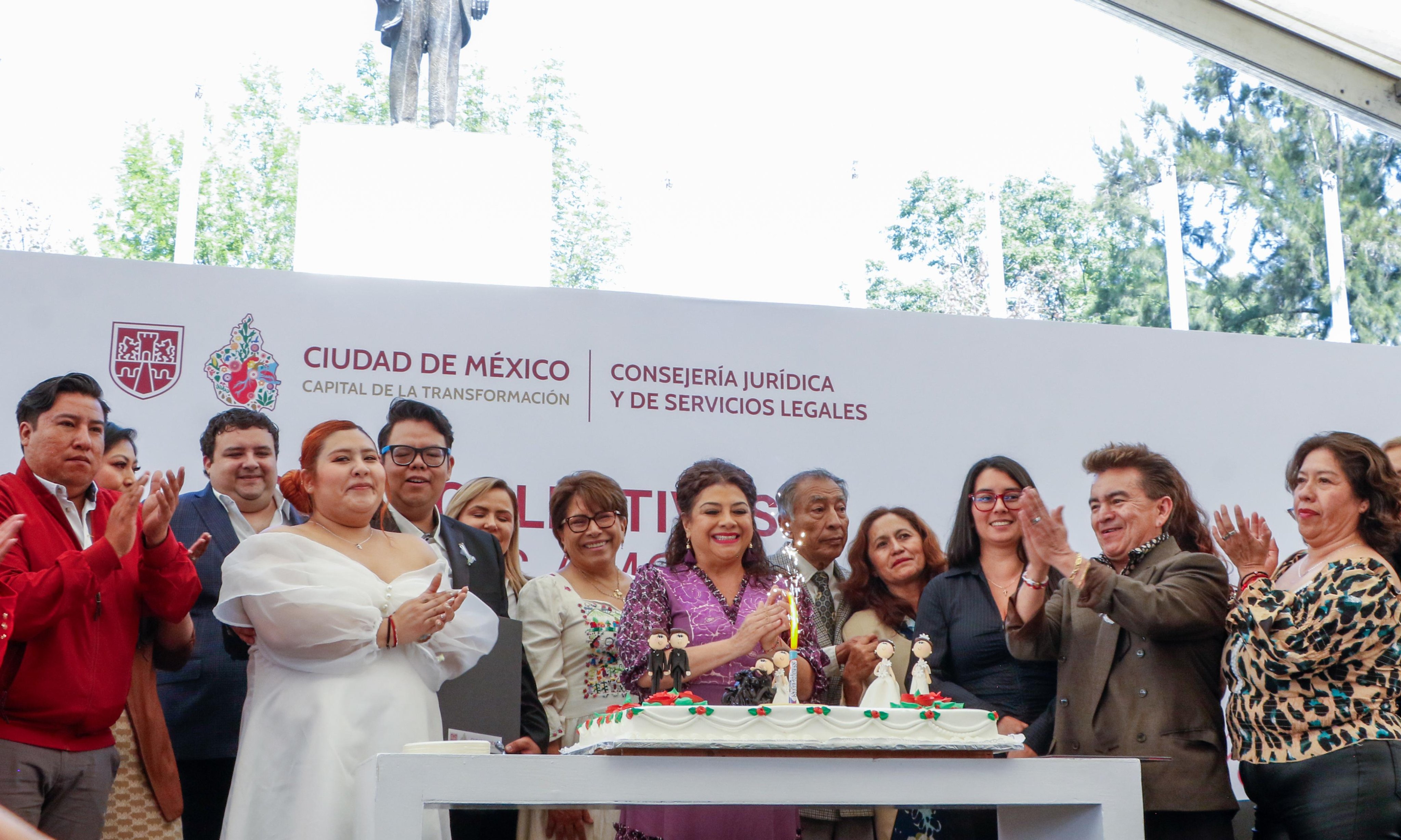 Brugada celebra el amor y encabeza bodas comunitarias en Los Pinos