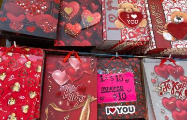 ¿Es bueno regalar el 14 de febrero? Las parejas creen que la tradición debe seguir