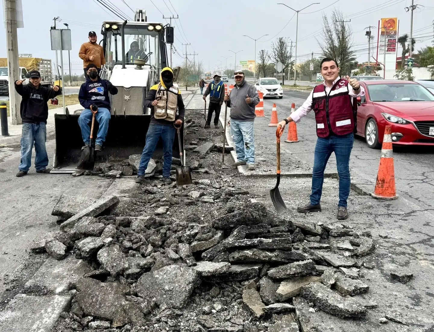 Manuel Guerra Cavazos en las labores de bacheo con los trabajadores del municipio. Foto: Facebook Manuel Guerra Cavazos.