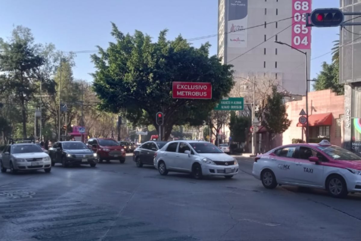 Autos circulando por Av. Chapultepec hacia Circuito Interior.   Foto: X (@OVIALCDMX)