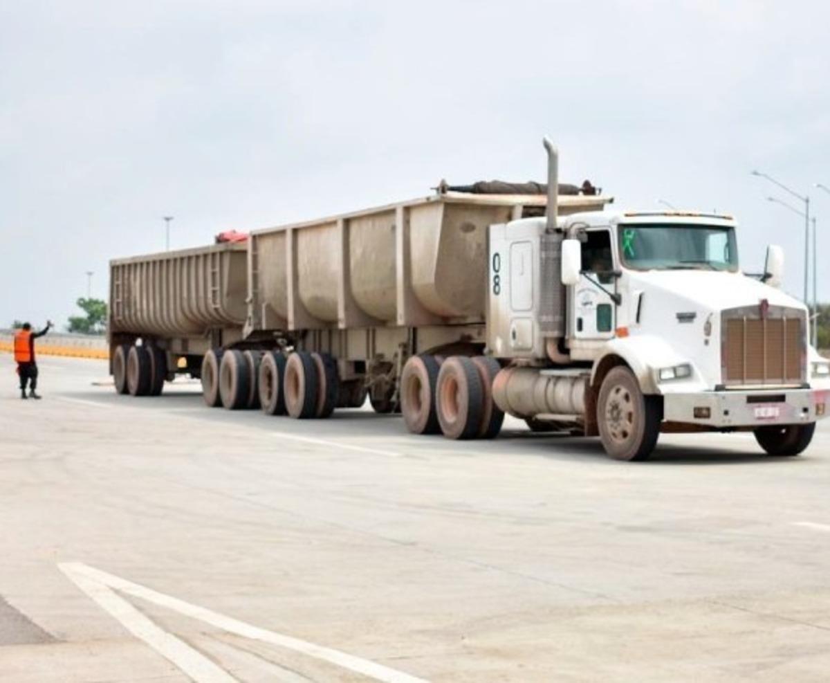 Un camión de una de las empresas acereras en Nuevo León, que usa el Nuevo Periférico. Foto: Gobierno de Nuevo León.