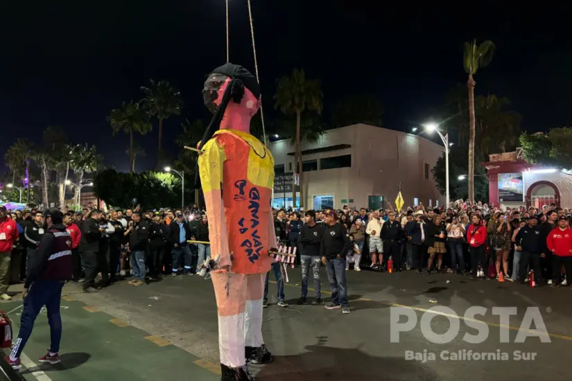 Quema del mal humor en Carnaval La Paz 2025. Foto: Alberto Cota / POSTA BCS