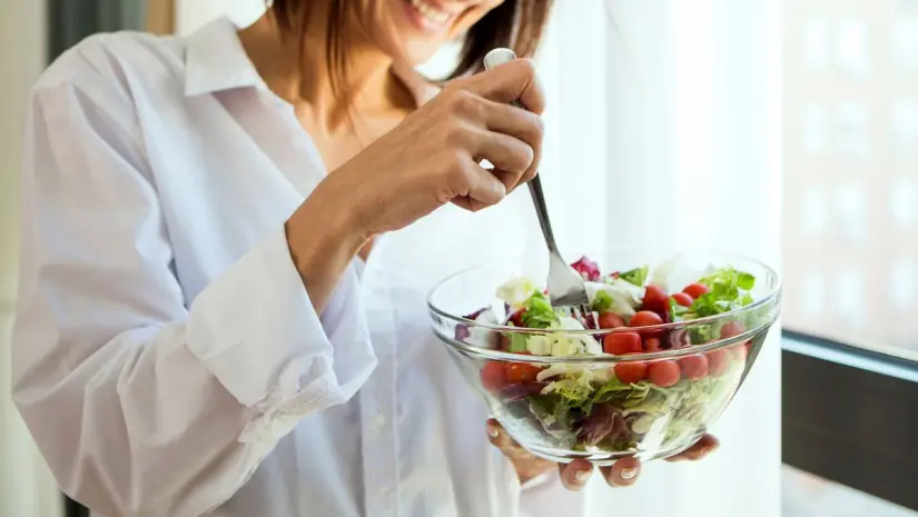 Comer saludable mejora la salud. Foto: Canva.