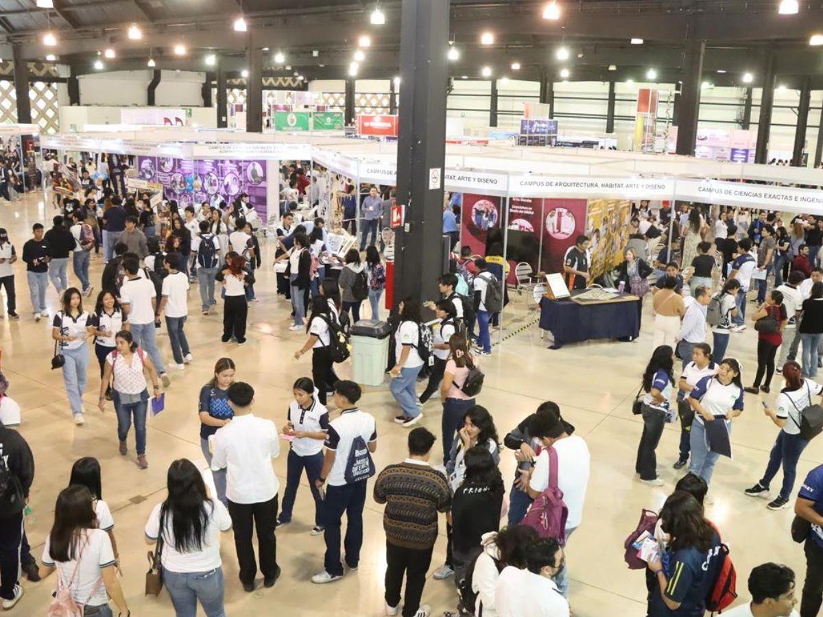 Desde el jueves cientos de estudiantes que buscan opciones de licenciatura visitaron el Centro de Convenciones Siglo XXI para participar en la  Feria Universitaria de Profesiones 2025.- Fuente UADY