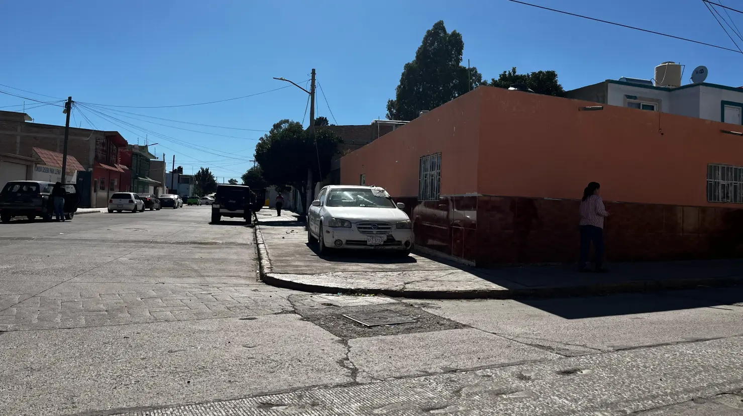 Vehículos en la banqueta, grietas, hoyos, y más obstáculos que dificultan la movilidad de peatones invidentes. | Foto: Alejandro Ávila