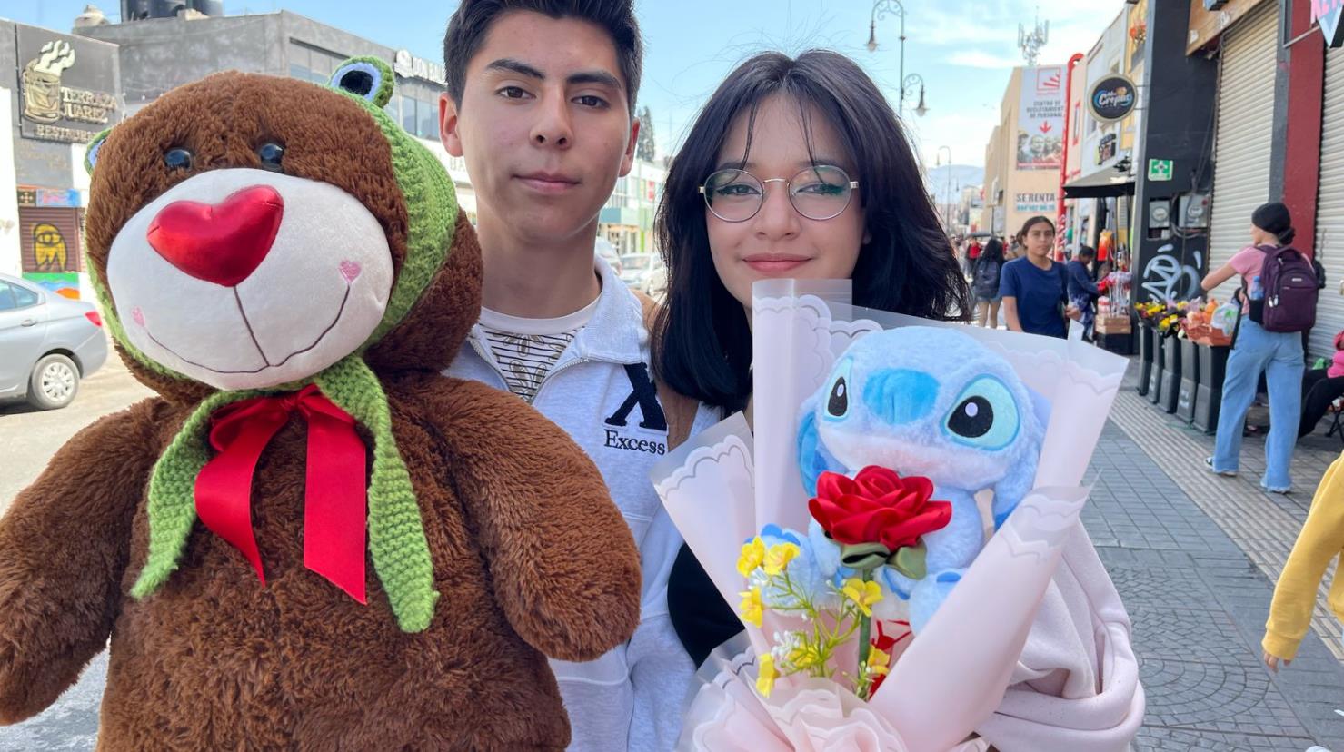 Parejas con regalos en San Valentín. Foto de Claudia Almaraz.