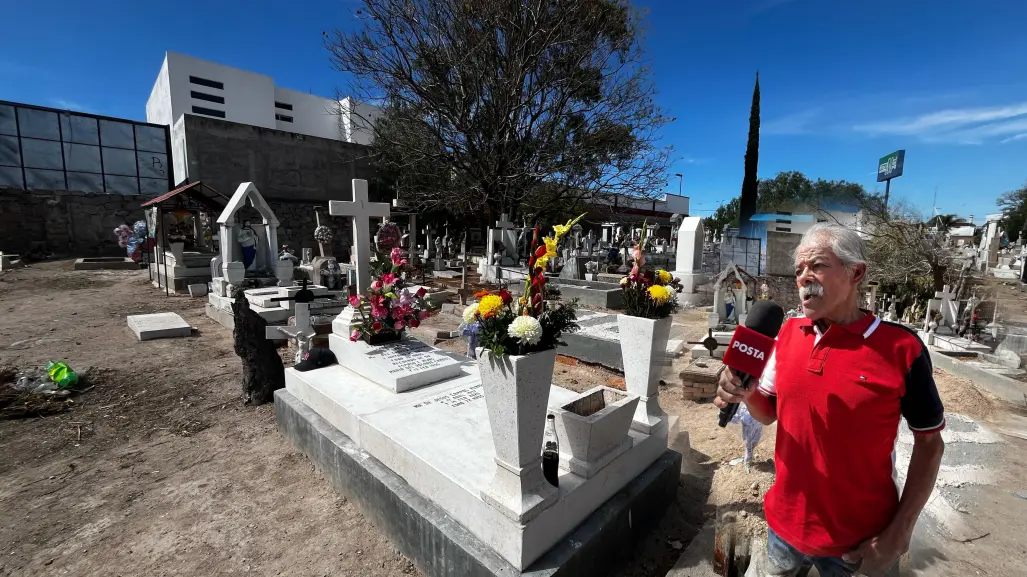 14 de febrero entre las tumbas: la ofrenda de un enamorado a su esposa fallecida en San Valentín