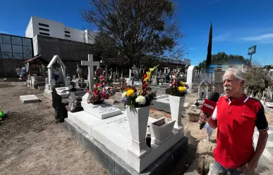 14 de febrero entre las tumbas: la ofrenda de un enamorado a su esposa fallecida en San Valentín