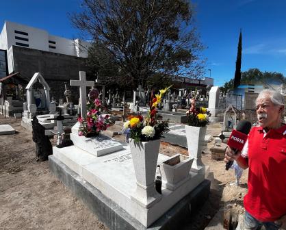 14 de febrero entre las tumbas: la ofrenda de un enamorado a su esposa fallecida en San Valentín