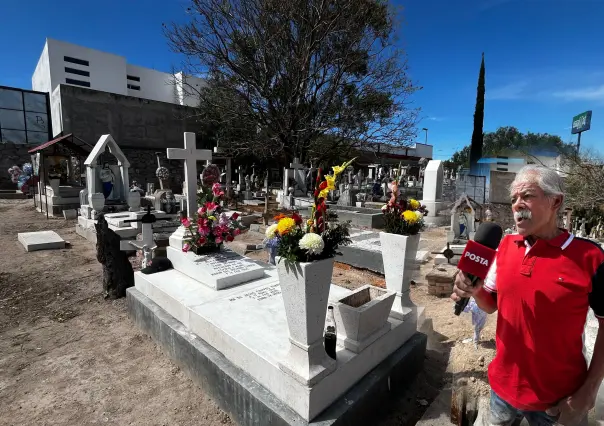 14 de febrero entre las tumbas: la ofrenda de un enamorado a su esposa fallecida en San Valentín