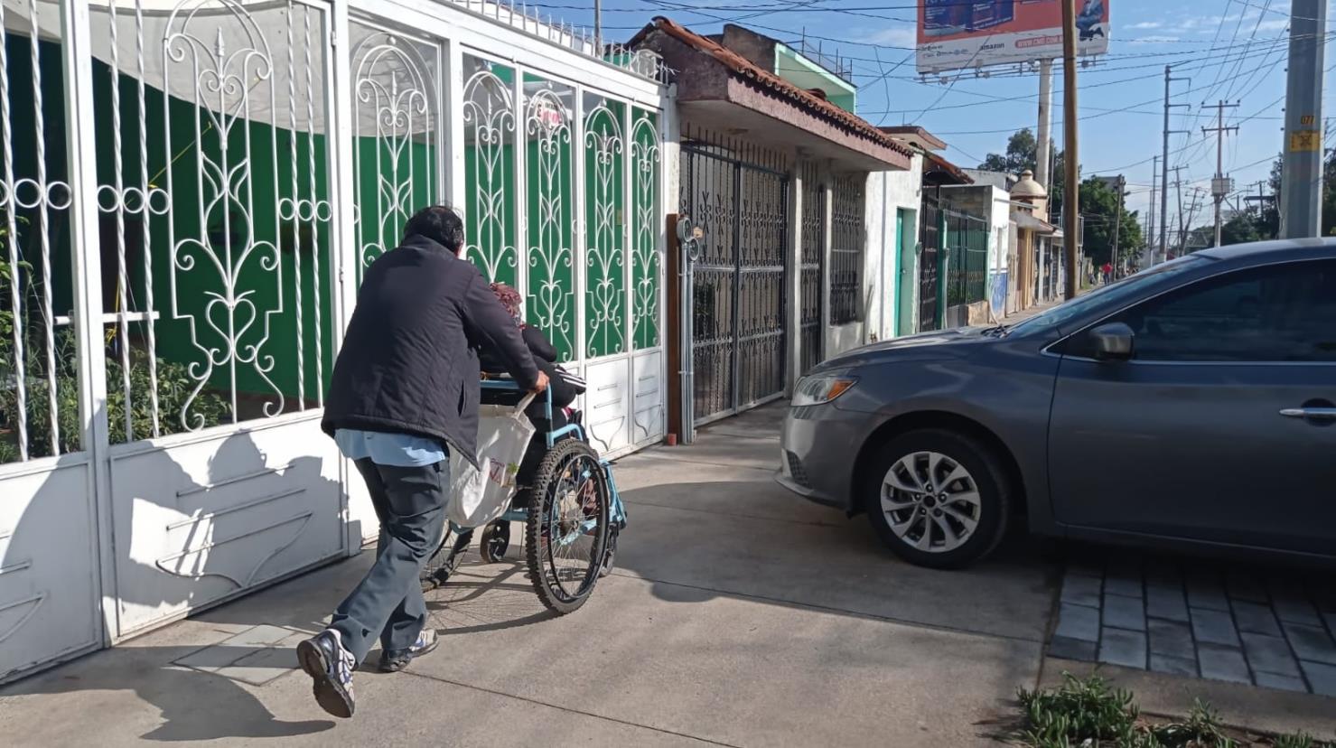 Multa a quien se estacione sobre la banqueta. Foto: Redes Sociales