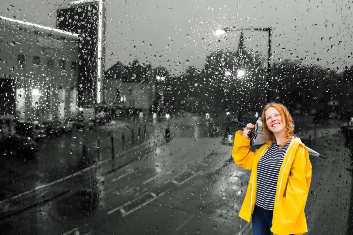 Lluvia en CDMX a través de un cristal y Chica con impermeable. Foto: Freepik y Canva