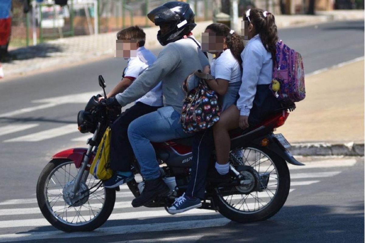 Mas de 2 personas en moto, podría costarte una multa. Foto: Redes Sociales