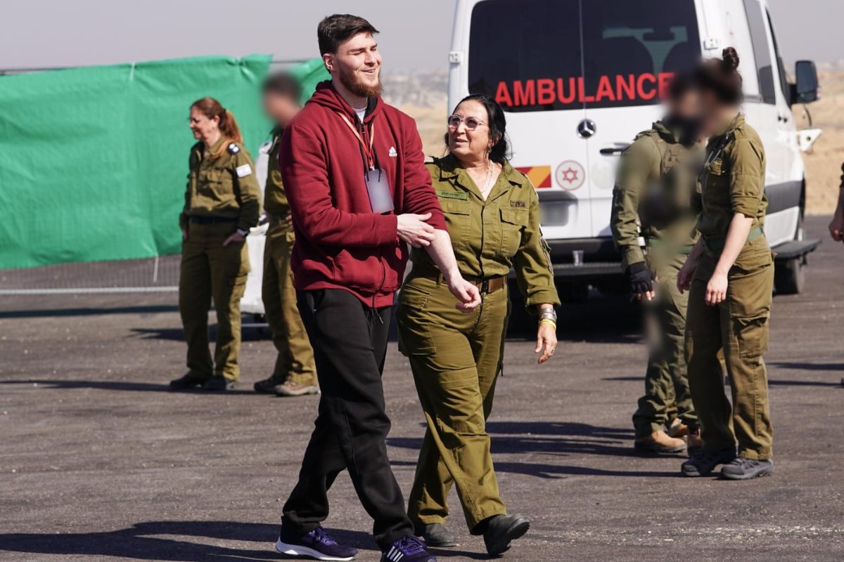 Los rehenes fueron a recibidos por las IDF de Israel. Créditos: X (@IsraeliPM). 