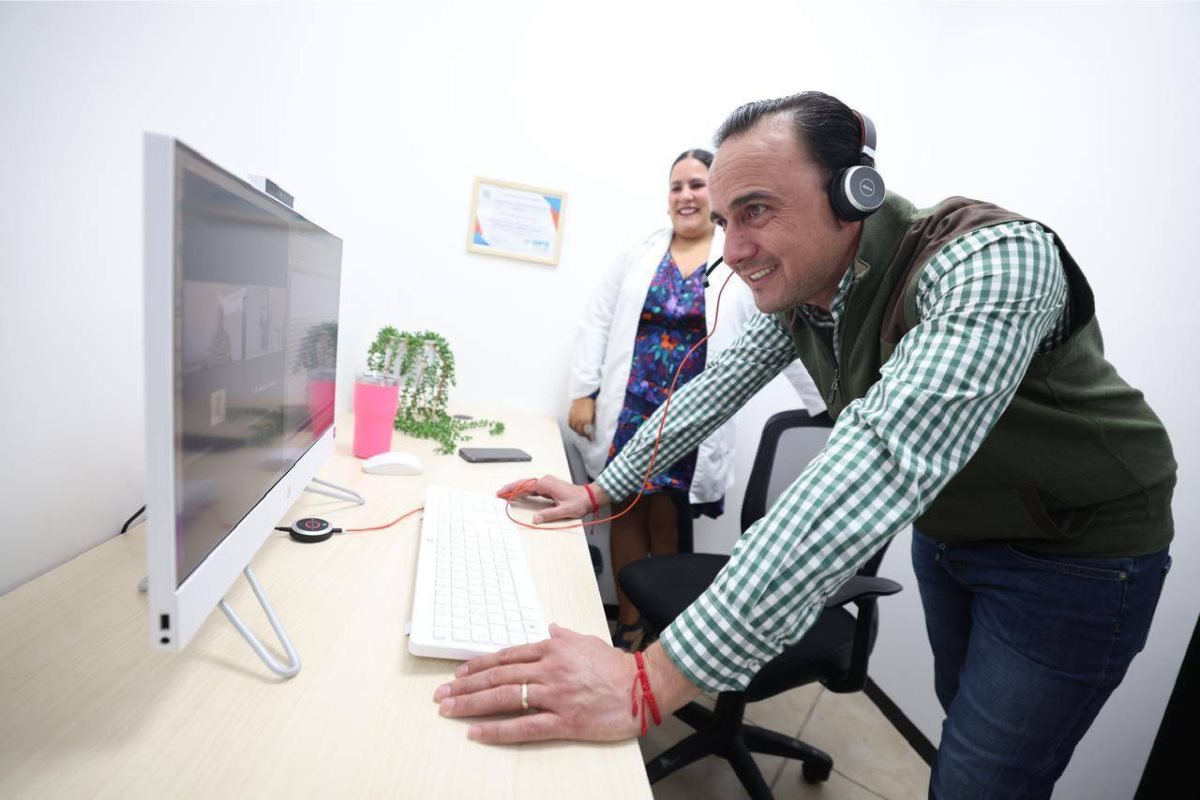 El programa permite a los pacientes acudir a su Centro de Salud más cercano, donde son atendidos de manera remota por médicos especialistas ubicados en el Centro Estatal de Telemedicina en Saltillo./Foto: Gobierno del Estado de Coahuila