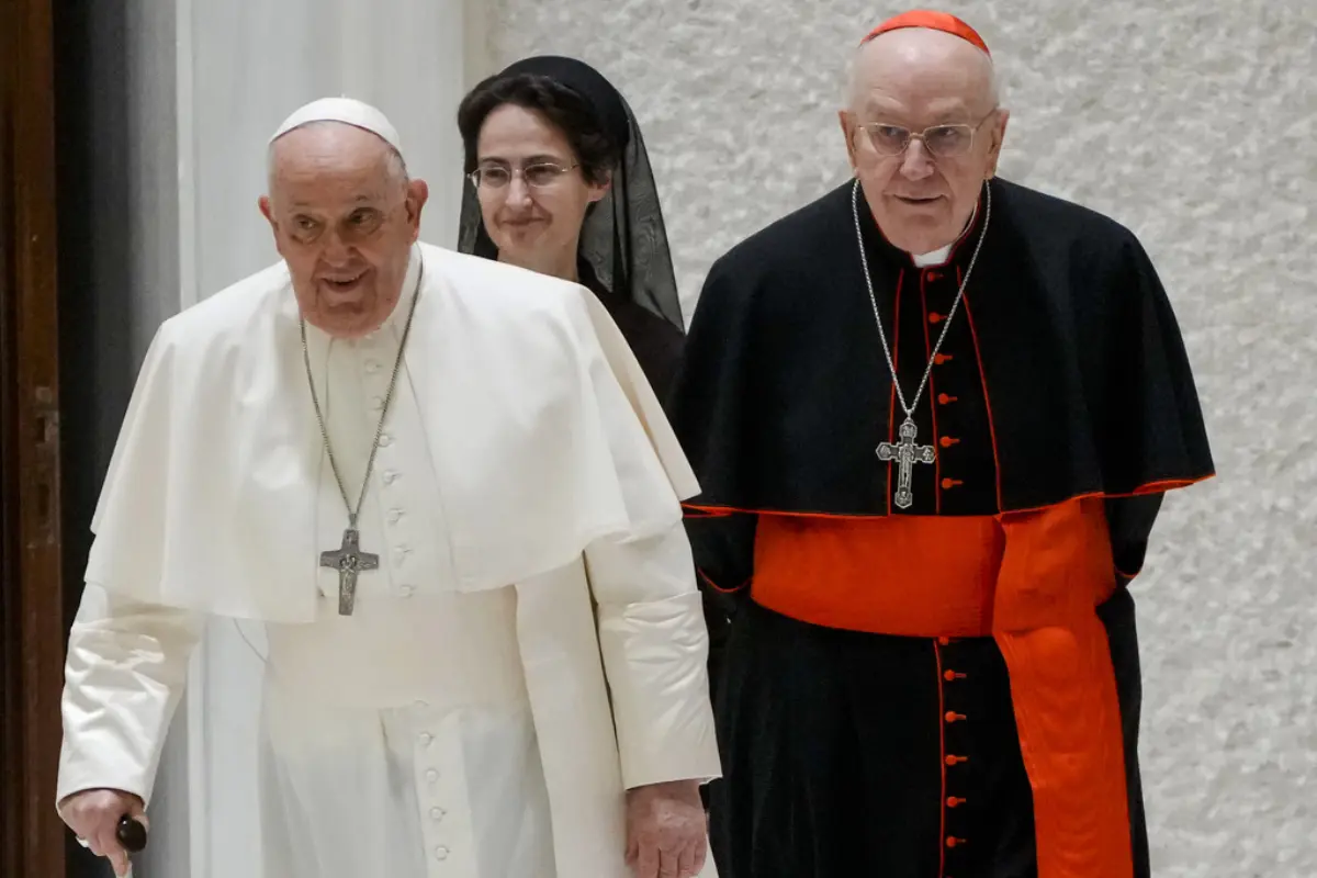 Raffaella Petrini y Papa Francisco. Créditos: AP.