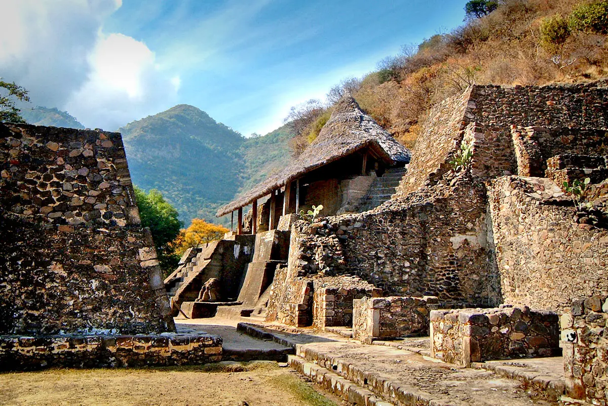 La zona Arqueológica de Cuauhtinchan se encuentra en el cerro de los ídolos y alberga el centro ceremonial “Casa de las Águilas y los Tigres”. Imagen: Turismo Edomex