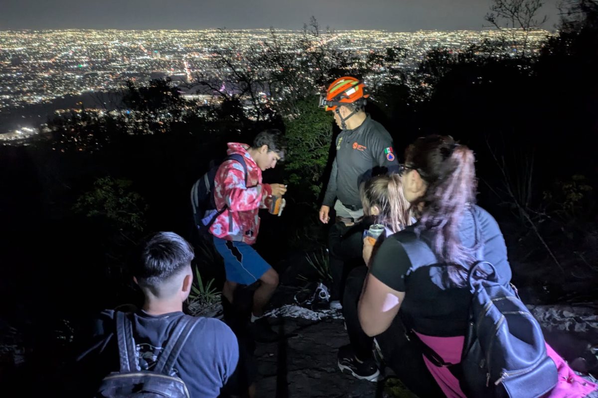 Senderistas rescatados por Protección Civil Nuevo León