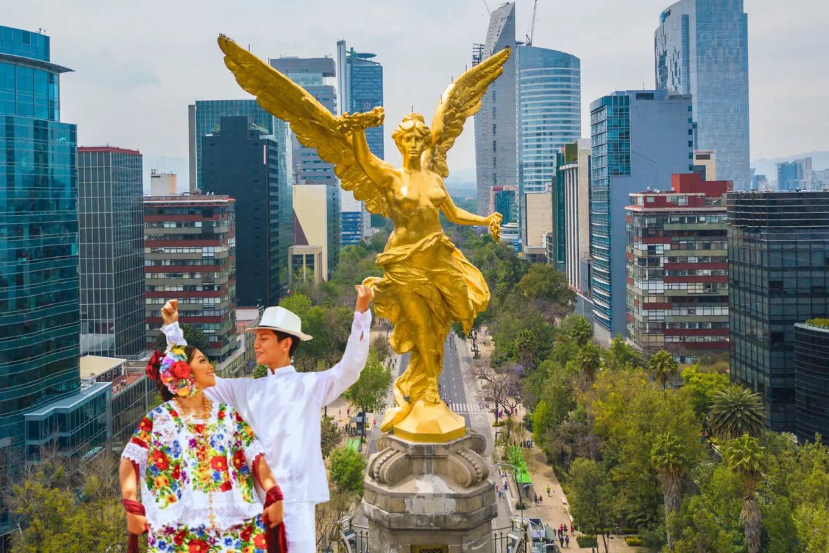 Paisaje del Ángel de la Independencia CDMX y pareja yucateca. Foto: Cd Secreta y Yucatán today | Canva