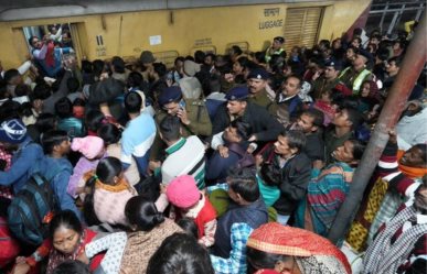 Aumenta a 18 muertos por estampida en estación de trenes en India