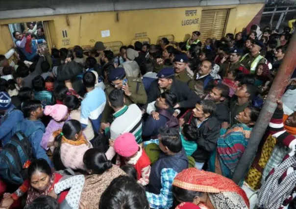 Aumenta a 18 muertos por estampida en estación de trenes en India